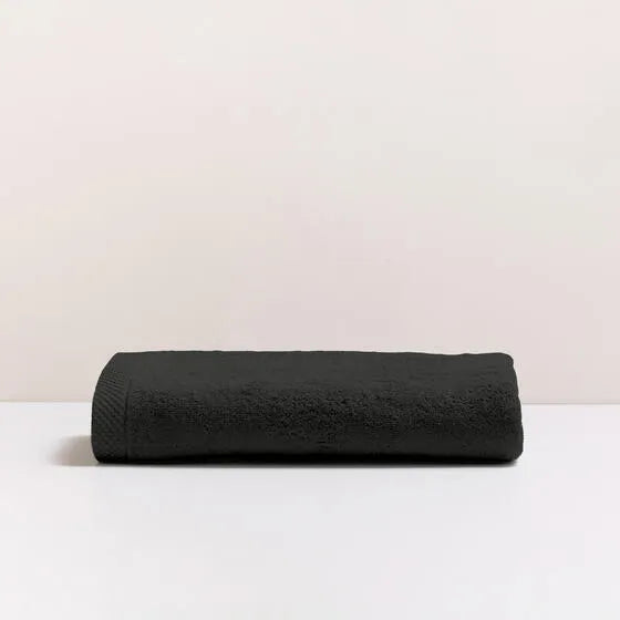 Luxe antraciet Florence badhanddoek van 100% GOTS-katoen, 600 g/m², hoge kwaliteit, zacht en absorberend.