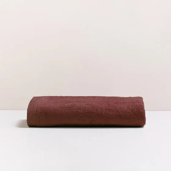 Luxe bordeaux Florence badhanddoek van 100% GOTS-katoen, 600 g/m², hoge kwaliteit, zacht en absorberend.