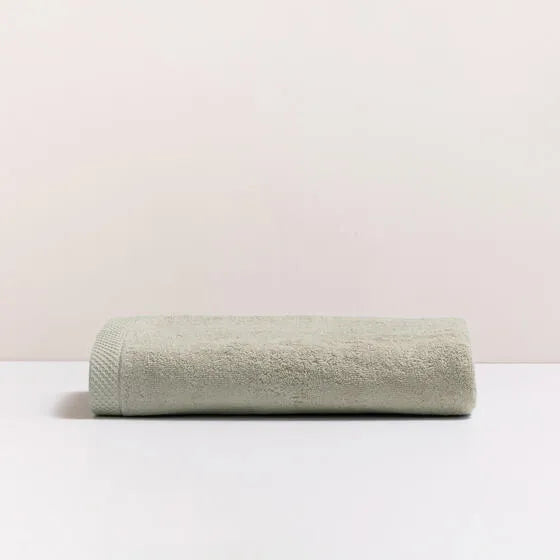 Luxe greige Florence badhanddoek van 100% GOTS-katoen, 600 g/m², hoge kwaliteit, zacht en absorberend.