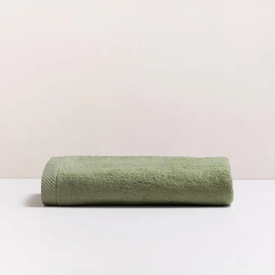 Luxe groen Florence badhanddoek van 100% GOTS-katoen, 600 g/m², hoge kwaliteit, zacht en absorberend.