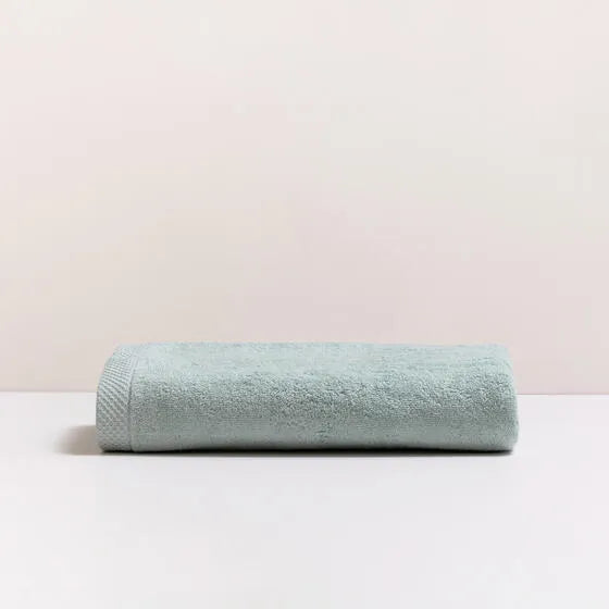 Luxe hemelsblauw Florence badhanddoek van 100% GOTS-katoen, 600 g/m², hoge kwaliteit, zacht en absorberend.