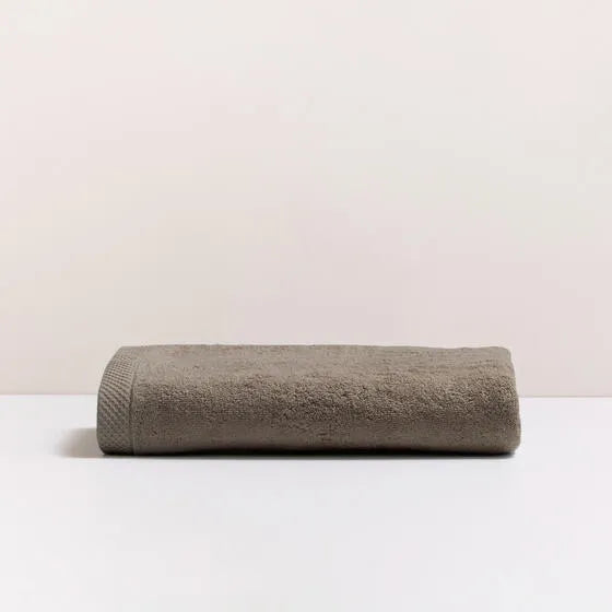 Luxe khaki Florence badhanddoek van 100% GOTS-katoen, 600 g/m², hoge kwaliteit, zacht en absorberend.