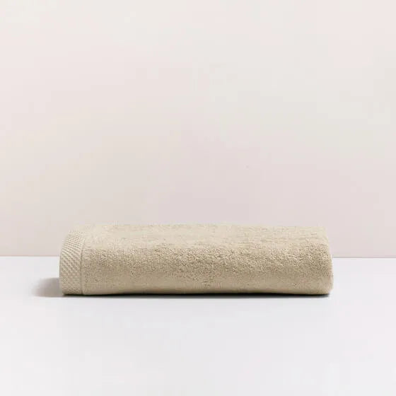 Luxe latte Florence badhanddoek van 100% GOTS-katoen, 600 g/m², hoge kwaliteit, zacht en absorberend.