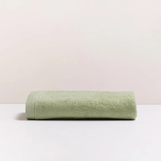 Luxe lichtgroen Florence badhanddoek van 100% GOTS-katoen, 600 g/m², hoge kwaliteit, zacht en absorberend.