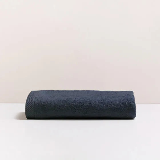 Luxe marineblauw Florence badhanddoek van 100% GOTS-katoen, 600 g/m², hoge kwaliteit, zacht en absorberend.