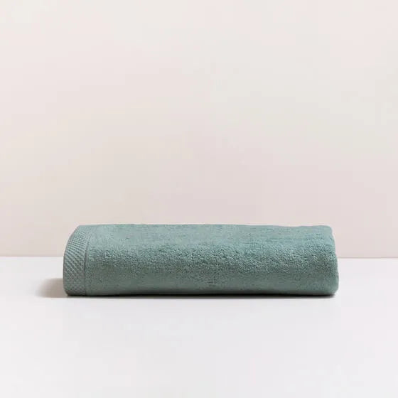 Luxe mineraalblauw Florence badhanddoek van 100% GOTS-katoen, 600 g/m², hoge kwaliteit, zacht en absorberend.