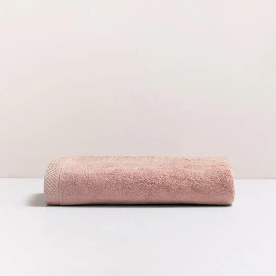 Luxe oudroze Florence badhanddoek van 100% GOTS-katoen, 600 g/m², hoge kwaliteit, zacht en absorberend.