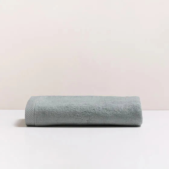 Luxe zilverblauw Florence badhanddoek van 100% GOTS-katoen, 600 g/m², hoge kwaliteit, zacht en absorberend.