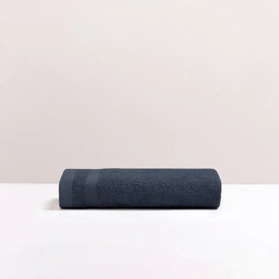 Duurzame indigoblauw Luna badhanddoek van 67% gerecycled katoen en 33% polyester, 500 g/m², hoge kwaliteit, zacht, absorberend en sneldrogend.