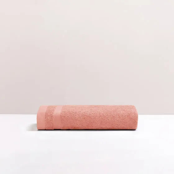 Duurzame roze Luna badhanddoek van 67% gerecycled katoen en 33% polyester, 500 g/m², hoge kwaliteit, zacht, absorberend en sneldrogend.