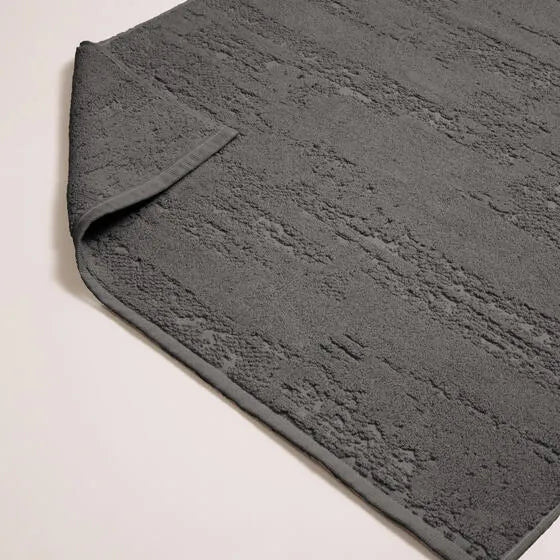 Duurzame ijzergrijs Luna badmat van 67% gerecycled katoen en 33% polyester, 500 g/m², hoge kwaliteit, zacht, absorberend en sneldrogend.