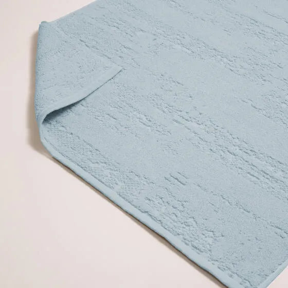 Duurzame lichtblauw Luna badmat van 67% gerecycled katoen en 33% polyester, 500 g/m², hoge kwaliteit, zacht, absorberend en sneldrogend.
