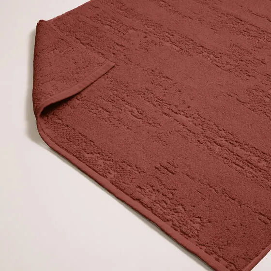 Duurzame mahonie Luna badmat van 67% gerecycled katoen en 33% polyester, 500 g/m², hoge kwaliteit, zacht, absorberend en sneldrogend.