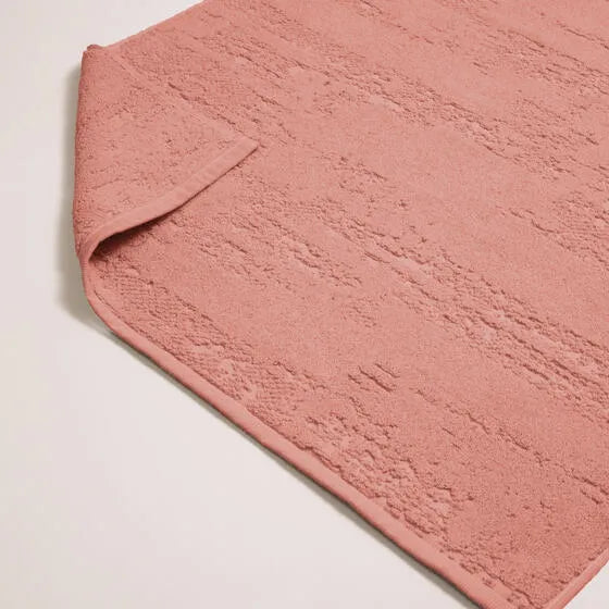 Duurzame roze Luna badmat van 67% gerecycled katoen en 33% polyester, 500 g/m², hoge kwaliteit, zacht, absorberend en sneldrogend.