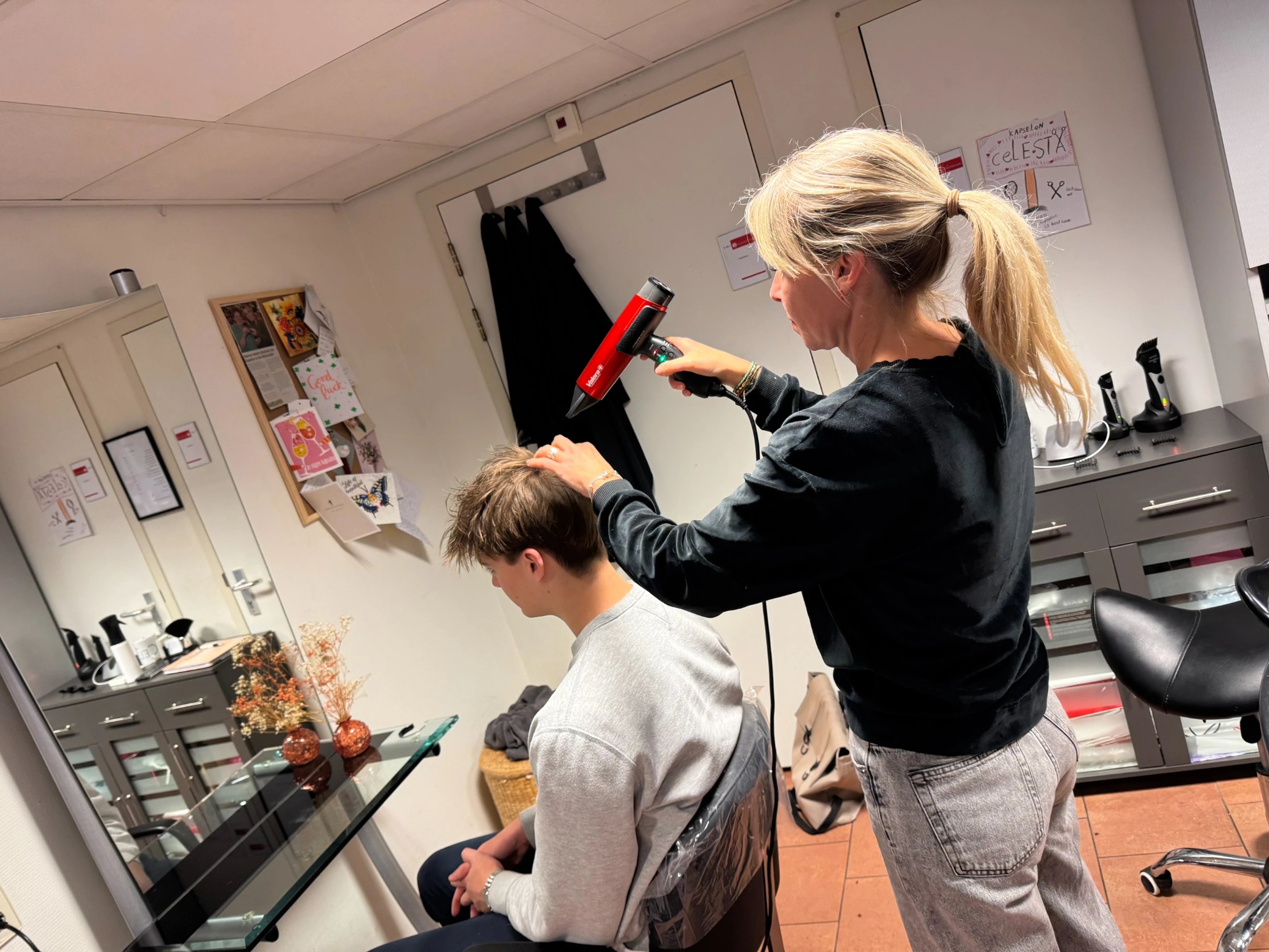 Kapper test Valera MatrixCare AI haardroger op klant in kapsalon Celesta