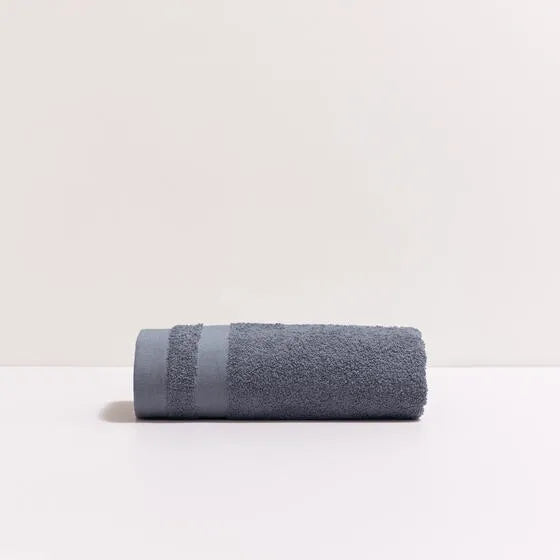 Duurzame blauwgrijs Luna handdoek van 67% gerecycled katoen en 33% polyester, 500 g/m², hoge kwaliteit, zacht, absorberend en sneldrogend.