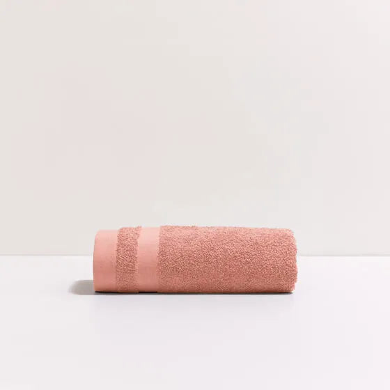 Duurzame roze Luna handdoek van 67% gerecycled katoen en 33% polyester, 500 g/m², hoge kwaliteit, zacht, absorberend en sneldrogend.