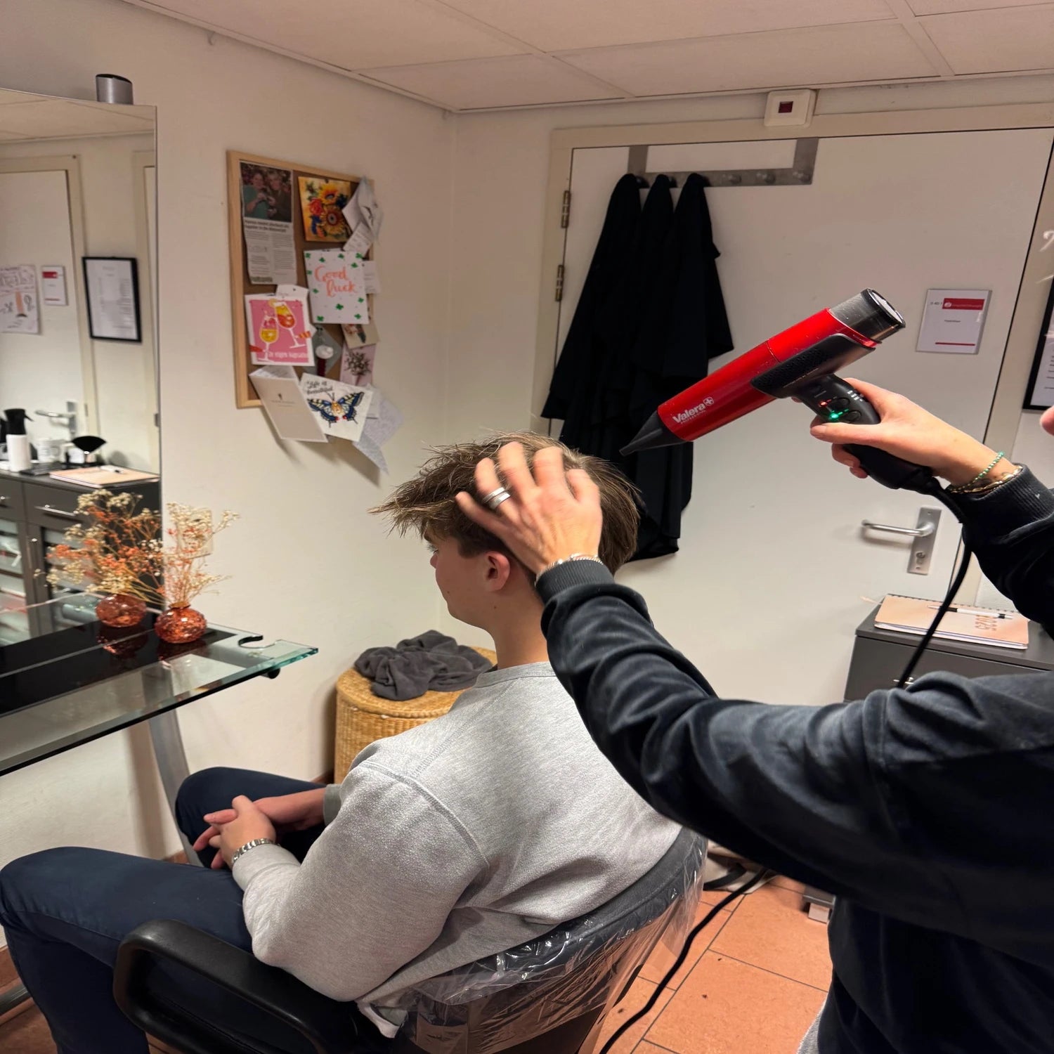 Close-up van de Valera MatrixCare haardroger in gebruik bij kapsalon tijdens stylingmoment