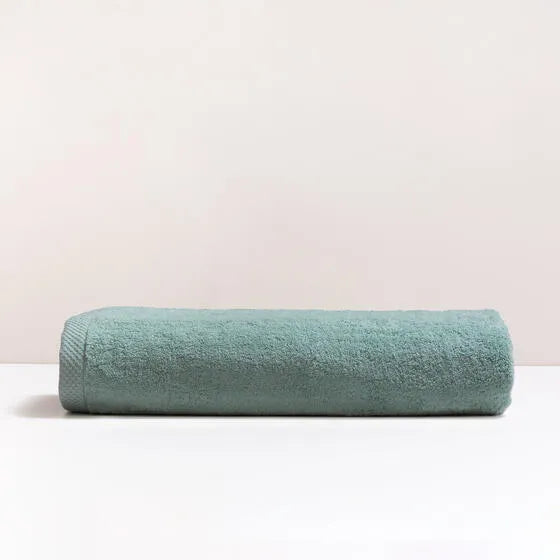 Luxe mineraalblauw Florence maxi badhanddoek van 100% GOTS-katoen, 600 g/m², hoge kwaliteit, zacht en absorberend.