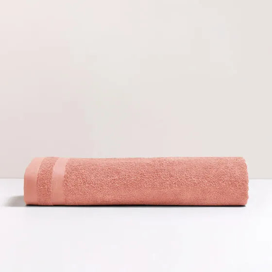 Duurzame roze Luna maxi badhanddoek van 67% gerecycled katoen en 33% polyester, 500 g/m², hoge kwaliteit, zacht, absorberend en sneldrogend.