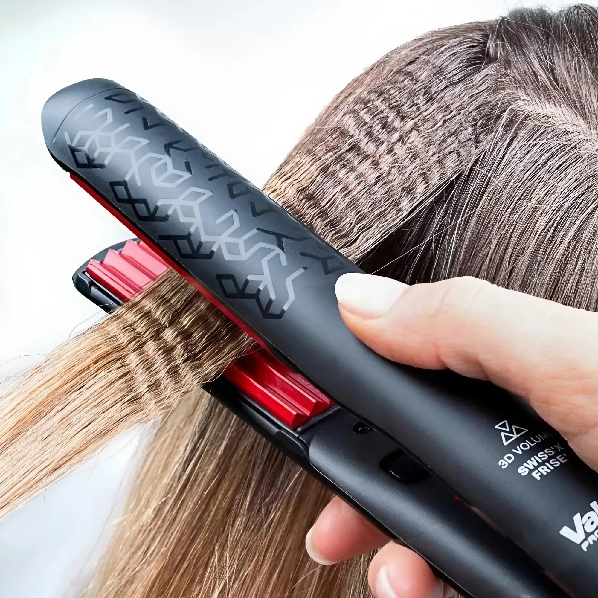 Valera Swiss'x Frise stijltang voor professioneel stylen met volume en textuur.
