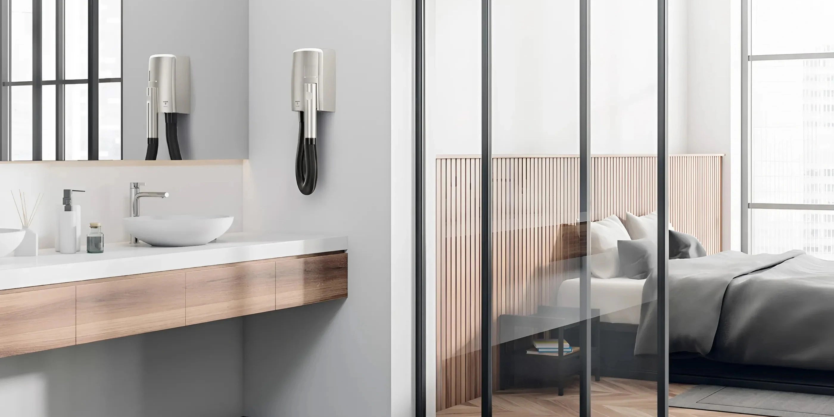 Sfeervolle hotelkamer met zicht op badkamer met zilveren Valera Hotello wandhaardroger en tweepersoonsbed op de achtergrond