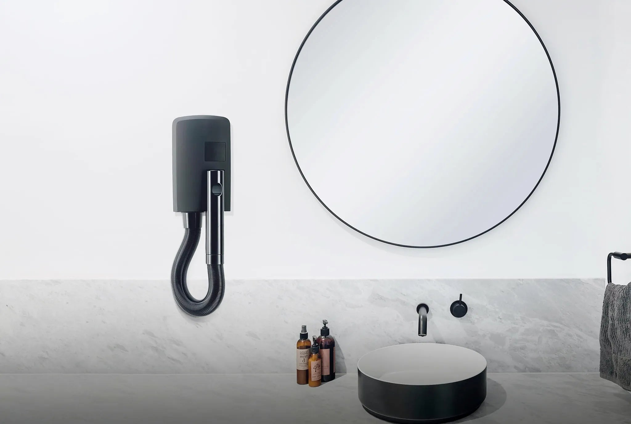 Valera Hotello wandhaardroger in het zwart in een hotelbadkamer – professioneel en stijlvol.