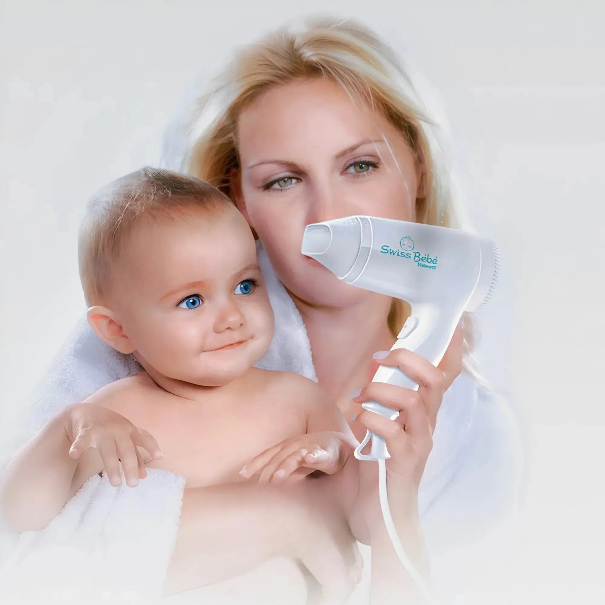 Illustratie van moeder in badjas die haar baby voorzichtig droogt met de Valera Swiss Bébé haardroger