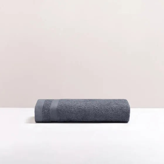 Duurzame blauwgrijs Luna badhanddoek van 67% gerecycled katoen en 33% polyester, 500 g/m², hoge kwaliteit, zacht, absorberend en sneldrogend.