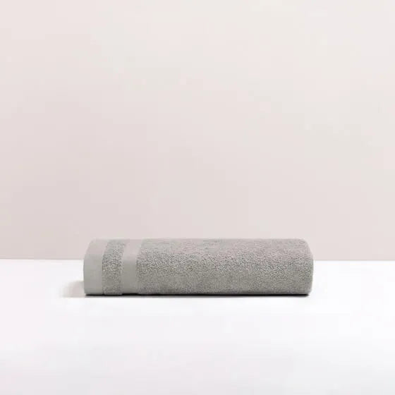 Duurzame grijs Luna badhanddoek van 67% gerecycled katoen en 33% polyester, 500 g/m², hoge kwaliteit, zacht, absorberend en sneldrogend.