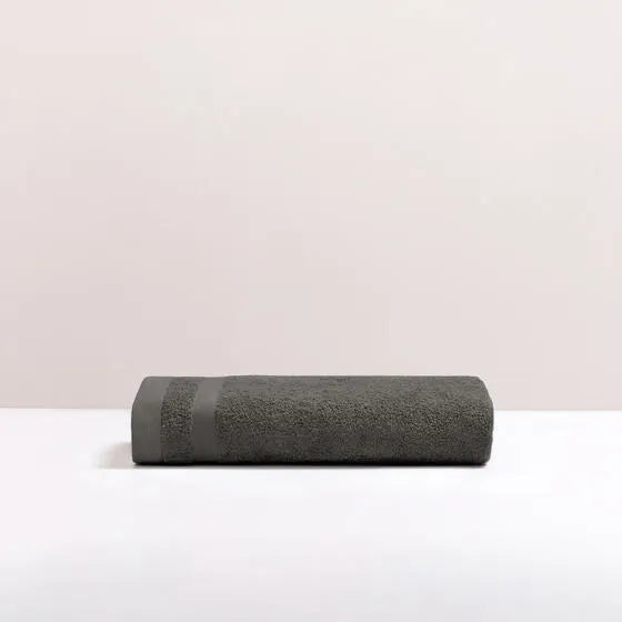 Duurzame ijzergrijs Luna badhanddoek van 67% gerecycled katoen en 33% polyester, 500 g/m², hoge kwaliteit, zacht, absorberend en sneldrogend.