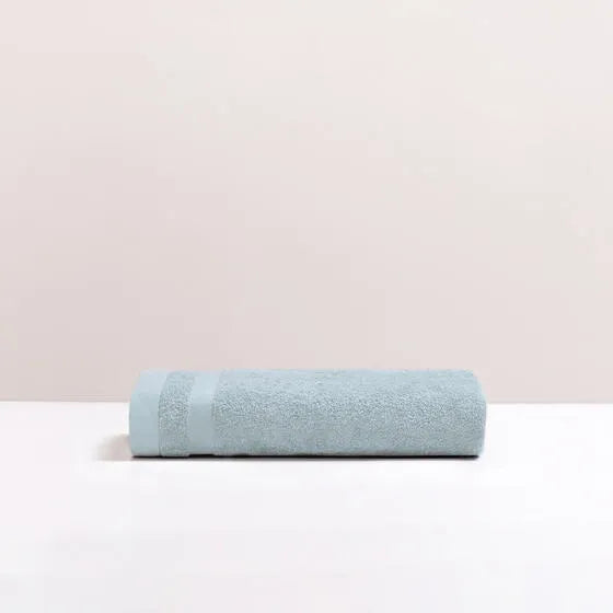 Duurzame lichtblauw Luna badhanddoek van 67% gerecycled katoen en 33% polyester, 500 g/m², hoge kwaliteit, zacht, absorberend en sneldrogend.