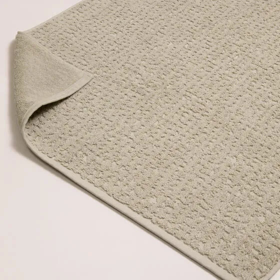 Luxe greige Florence badmat van 100% GOTS-katoen, 600 g/m², hoge kwaliteit, zacht en absorberend.