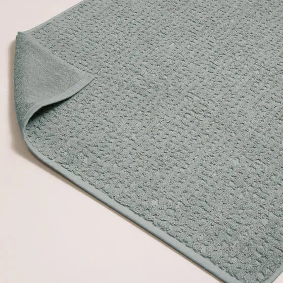 Luxe zilverblauw Florence badmat van 100% GOTS-katoen, 600 g/m², hoge kwaliteit, zacht en absorberend.