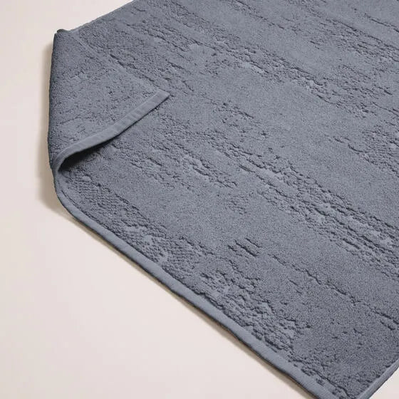 Duurzame blauwgrijs Luna badmat van 67% gerecycled katoen en 33% polyester, 500 g/m², hoge kwaliteit, zacht, absorberend en sneldrogend.