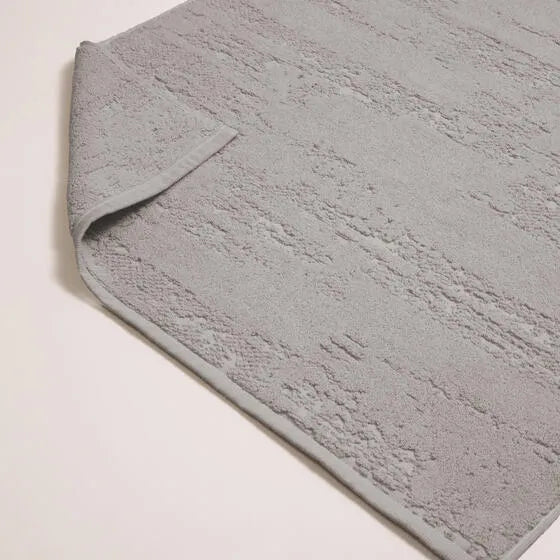 Duurzame grijs Luna badmat van 67% gerecycled katoen en 33% polyester, 500 g/m², hoge kwaliteit, zacht, absorberend en sneldrogend.