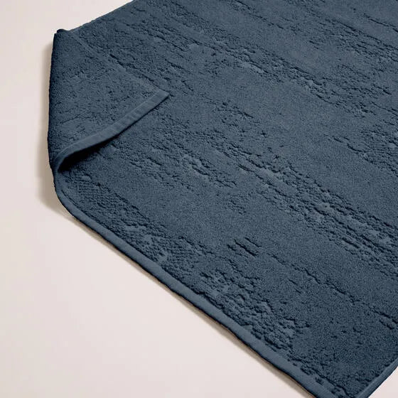 Duurzame indigoblauw Luna badmat van 67% gerecycled katoen en 33% polyester, 500 g/m², hoge kwaliteit, zacht, absorberend en sneldrogend.