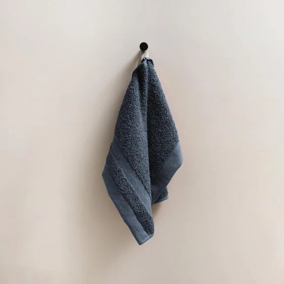 Duurzame indigoblauw Luna gastendoek (3 stuks) van 67% gerecycled katoen en 33% polyester, 500 g/m², hoge kwaliteit, zacht, absorberend en sneldrogend.
