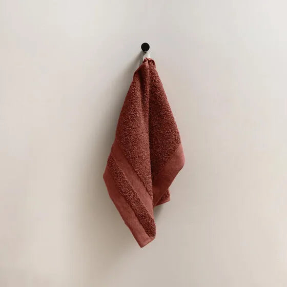 Duurzame mahonie Luna gastendoek (3 stuks) van 67% gerecycled katoen en 33% polyester, 500 g/m², hoge kwaliteit, zacht, absorberend en sneldrogend.