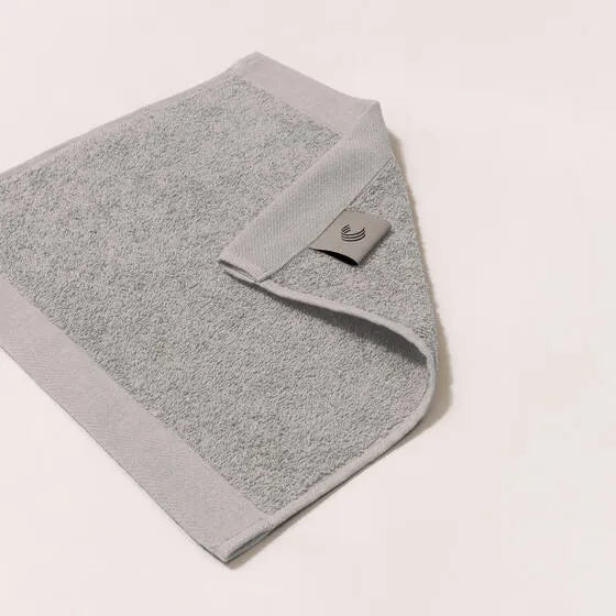 Duurzame grijs Luna gezichtsdoek (4 stuks) van 67% gerecycled katoen en 33% polyester, 500 g/m², hoge kwaliteit, zacht, absorberend en sneldrogend.