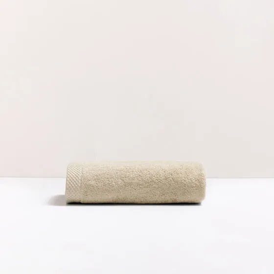 Luxe latté Florence handdoek van 100% GOTS-katoen, 600 g/m², hoge kwaliteit, zacht en absorberend.