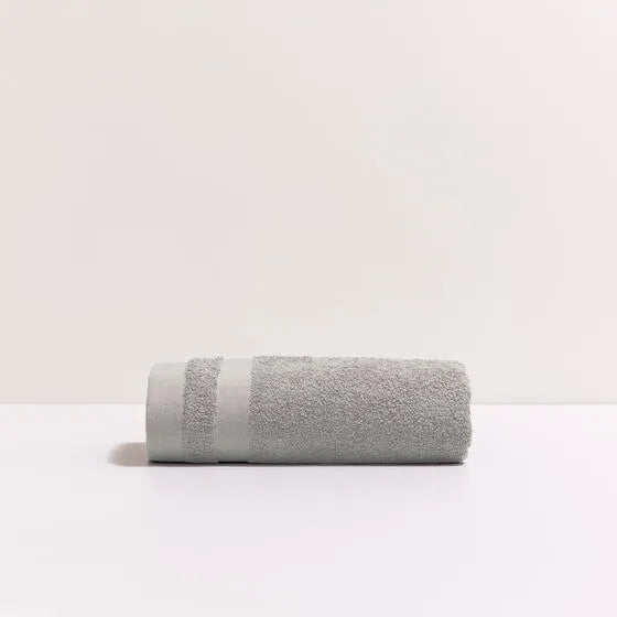 Duurzame grijs Luna handdoek van 67% gerecycled katoen en 33% polyester, 500 g/m², hoge kwaliteit, zacht, absorberend en sneldrogend.