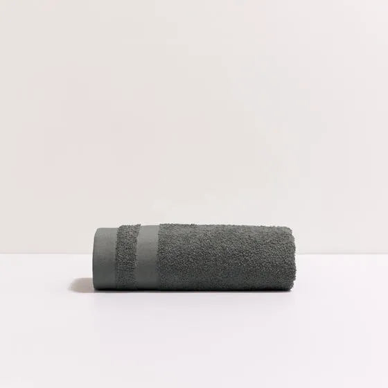 Duurzame ijzergrijs Luna handdoek van 67% gerecycled katoen en 33% polyester, 500 g/m², hoge kwaliteit, zacht, absorberend en sneldrogend.