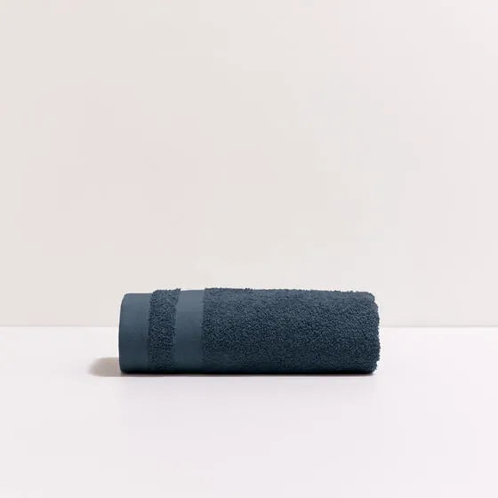 Duurzame indigoblauw Luna handdoek van 67% gerecycled katoen en 33% polyester, 500 g/m², hoge kwaliteit, zacht, absorberend en sneldrogend.