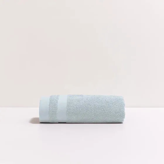 Duurzame lichtblauw Luna handdoek van 67% gerecycled katoen en 33% polyester, 500 g/m², hoge kwaliteit, zacht, absorberend en sneldrogend.