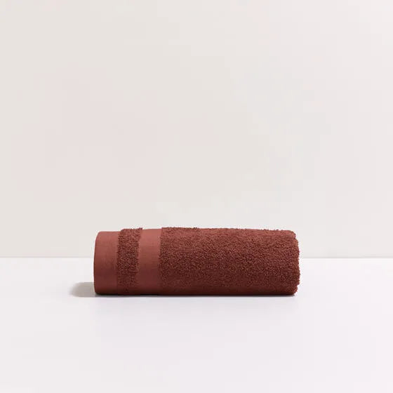 Duurzame mahonie Luna handdoek van 67% gerecycled katoen en 33% polyester, 500 g/m², hoge kwaliteit, zacht, absorberend en sneldrogend.