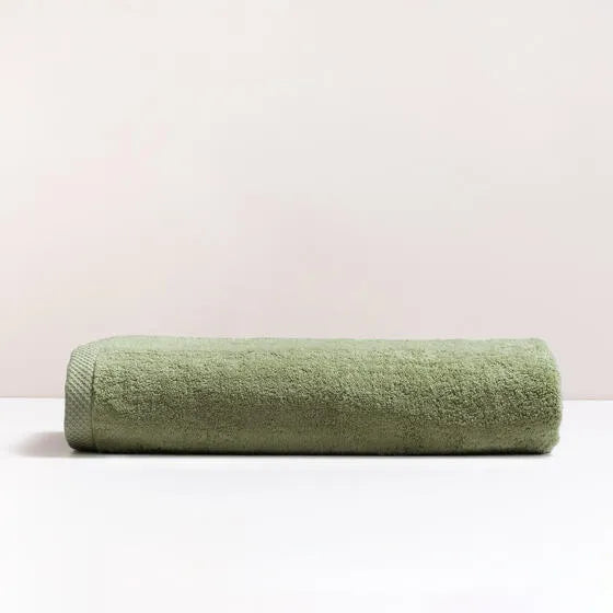 Luxe groen Florence maxi badhanddoek van 100% GOTS-katoen, 600 g/m², hoge kwaliteit, zacht en absorberend.