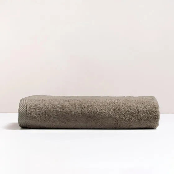 Luxe khaki Florence maxi badhanddoek van 100% GOTS-katoen, 600 g/m², hoge kwaliteit, zacht en absorberend.