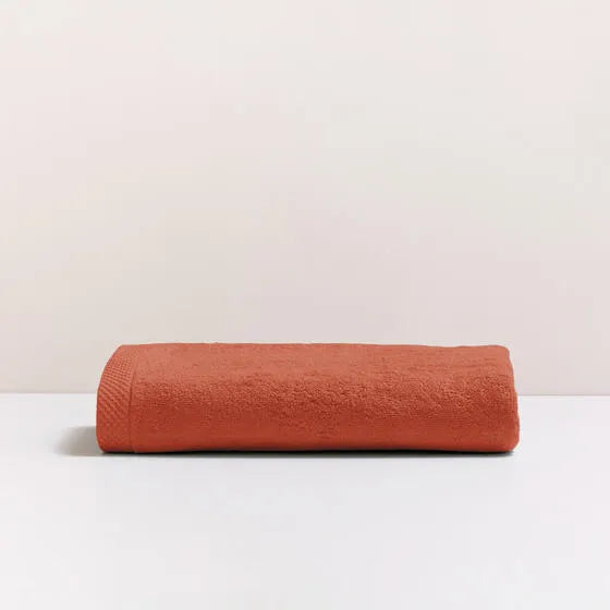 Luxe koraal Florence maxi badhanddoek van 100% GOTS-katoen, 600 g/m², hoge kwaliteit, zacht en absorberend.