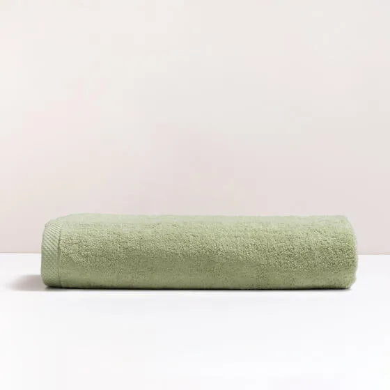Luxe lichtgroen Florence maxi badhanddoek van 100% GOTS-katoen, 600 g/m², hoge kwaliteit, zacht en absorberend.